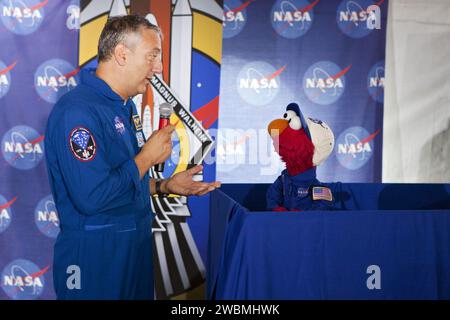 CAP CANAVERAL, Floride. -- au Kennedy Space Center en Floride, la NASA organise un Tweetup pour 150 abonnés Twitter de la mission STS-135 de la navette spatiale Atlantis vers la Station spatiale internationale, sélectionnés parmi plus de 5 500 inscrits en ligne. Un Tweetup est une réunion informelle de personnes qui utilisent le média de messagerie sociale Twitter. Ici, l'astronaute de la NASA Mike Massimino parle avec Elmo de Sesame Street. Sesame Street est également à Kennedy pour filmer Elmo, alors qu'il apprend l'exploration spatiale à la NASA. Atlantis et son équipage de quatre personnes : le commandant Chris Ferguson, le pilote Doug Hurley, les spécialistes de mission Sandy Magnus Banque D'Images