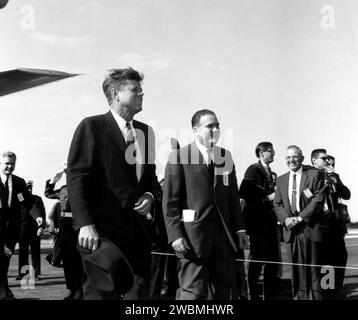 CENTRE SPATIAL KENNEDY, FLA. -- le président John F. Kennedy, accompagné de l'administrateur de la NASA James T. Webb, arrive au Skid Strip, CCMTA, pour une visite du centre des opérations de lancement. Banque D'Images