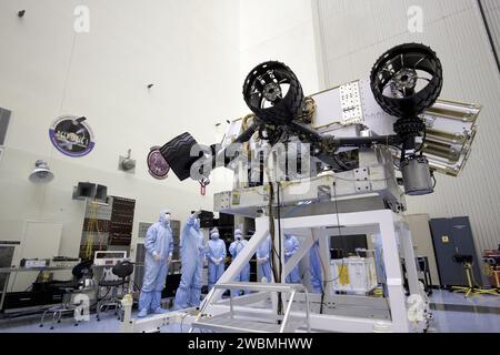Au Kennedy Space Center de la NASA en Floride, le scientifique du projet John Grotzinger montre des composants du rover Curiosity du laboratoire scientifique mars. Le rover, transportant 10 instruments scientifiques, recherchera des environnements habitables passés et des ingrédients chimiques pour la vie sur mars. Il utilise un laser pour analyser les roches et transmettre des données à la Terre. Curiosity doit être lancé depuis la Station aérienne de Cape Canaveral à l'aide d'une fusée Atlas V-541 de United Launch Alliance. Banque D'Images