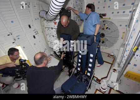 CAP CANAVERAL, Floride. -- à l'intérieur de l'Orbiter Processing Facility-1 du Kennedy Space Center de la NASA en Floride, les techniciens réinstallent les sièges dans le pont central de la navette spatiale Discovery. Le travail fait partie du processus de transition et de retrait de la navette Discovery du programme de navette spatiale, qui est en préparation pour exposition au Musée national de l’Air et de l’espace du Smithsonian, Steven F. Udvar-Hazy Center à Chantilly, en Virginie Discovery doit être transporté à bord d'un avion porteur de navette de la NASA modifié 747 à l'aéroport international de Dulles en Virginie le 17 avril, puis transporté au S Banque D'Images