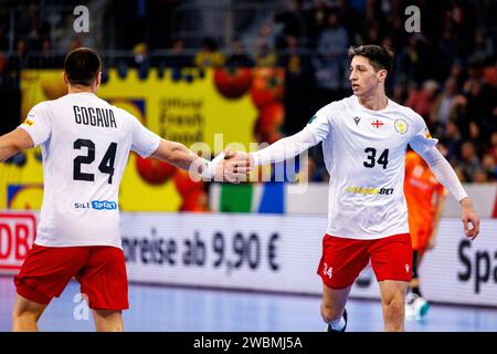 HOMMES EHF EURO 2024 : Niederlande - Georgien, 11.01.2024, Mannheim Zurab Gogava 24, Georgia GEO, LHC Cottbus GER klatscht sich mit Miriani Gavashelishvili 34, Georgia GEO, RK Metaloplastika ab Spiel der MENS EHF EURO 2024: Niederlande - Georgien am 11.01.2024 in der SAP-Arena Mannheim Mannheim SAP-Arena Baden-Württemberg Deutschland *** MENS EHF EURO 2024 Netherlands Georgia, 11 01 2024, Mannheim Zurab Gogava 24, Georgia GEO , LHC Cottbus GER high-fives Miriani Gavashelishvili 34, Georgia GEO , RK Metaloplastika lors du MENS EHF EURO 2024 Netherlands Georgia Match le 11 01 2024 à SAP Arena M. Banque D'Images