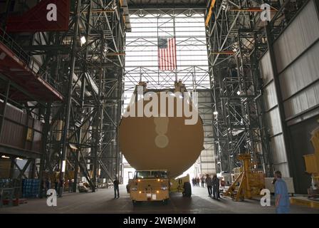 CAP CANAVERAL, Floride. -- au Kennedy Space Center de la NASA en Floride, External Tank-138 est remorqué à travers les portes massives dans l'allée de transfert du bâtiment d'assemblage de véhicules. Le réservoir de carburant externe est arrivé en Floride le 13 juillet, depuis l'installation d'assemblage Michoud de la NASA près de la Nouvelle-Orléans. L'ET-138, le dernier char nouvellement fabriqué, a été initialement désigné pour voler sur la mission STS-134 d'Endeavour vers la Station spatiale internationale, mais plus tard réaffecté pour voler sur la dernière mission de la navette spatiale Atlantis, STS-135. Banque D'Images