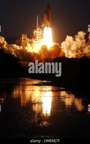 La navette spatiale Endeavour a été lancée sur la STS-108 depuis l'aire de lancement 39B du Kennedy Space Center à 17h19 HNE, amarrant avec la Station spatiale internationale le 7 décembre. STS-108 était la dernière mission de navette de 2001, le 107e vol de navette et le 12e vol vers l'ISS. L'atterrissage à l'installation d'atterrissage de la navette était prévu pour le 16 décembre à 13 h 05 HNE. Banque D'Images
