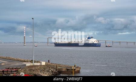 Un grand méthanier passe sous le pont de Saint-Nazaire en Bretagne, en France Banque D'Images