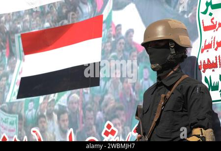 Sanaa, Sanaa, Yémen. 11 janvier 2024. Les soldats houthis montent la garde lors de la cérémonie pour les combattants à la fin de leur entraînement à Sanaa, Yémen. Le chef du mouvement houthi du Yémen, Abdul-Malik al-Houthi, a mis en garde les États-Unis et leurs alliés contre des représailles potentiellement importantes s'ils déclenchent une frappe militaire contre sa nation. lors d'un discours télévisé jeudi, Houthi a déclaré que toute réponse de ce type dépasserait l'ampleur de la récente attaque, dans lequel des drones et des missiles yéménites ont été dirigés contre des navires américains et britanniques.''il y aura une réponse rapide et puissante à un Banque D'Images