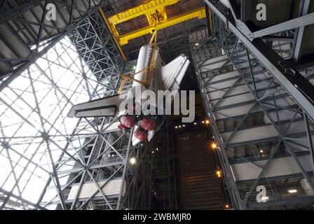 CAP CANAVERAL, Floride. -- dans le bâtiment d'assemblage de véhicules du Kennedy Space Center de la NASA en Floride, la navette Endeavour est soulevée et déplacée dans une baie haute où elle sera attachée à son réservoir de carburant externe et aux propulseurs de fusée solide, déjà positionnés sur la plate-forme du lanceur mobile. Endeavour et son équipage STS-134 livreront à la Station spatiale internationale le transporteur Express Logistics-3, le spectromètre magnétique Alpha, un réservoir de gaz haute pression, des pièces de rechange supplémentaires pour Dextre et des boucliers contre les débris micrométéoroïdes. Le lancement final d'Endeavour est prévu pour avril 19 à 7:48 h HAE. Banque D'Images