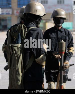 Sanaa, Sanaa, Yémen. 11 janvier 2024. Les soldats houthis montent la garde lors de la cérémonie pour les combattants à la fin de leur entraînement à Sanaa, Yémen. Le chef du mouvement houthi du Yémen, Abdul-Malik al-Houthi, a mis en garde les États-Unis et leurs alliés contre des représailles potentiellement importantes s'ils déclenchent une frappe militaire contre sa nation. lors d'un discours télévisé jeudi, Houthi a déclaré que toute réponse de ce type dépasserait l'ampleur de la récente attaque, dans lequel des drones et des missiles yéménites ont été dirigés contre des navires américains et britanniques.''il y aura une réponse rapide et puissante à un Banque D'Images