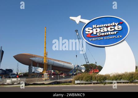 CAP CANAVERAL, Floride. – Les grues retirent une réplique pleine grandeur de 149 pieds de long de fusée à solide, ou SRB, du complexe des visiteurs du Kennedy Space Center, alors que l’attraction sur le thème spatial fait place à une nouvelle exposition mettant en vedette la navette spatiale Atlantis, qui est actuellement en préparation pour être exposée au public. Le SRB est placé dans un stockage temporaire au Kennedy Space Center de la NASA. Le SRB faisait partie d'une maquette du réservoir externe et de deux SRB au complexe des visiteurs qui ont été utilisés pour montrer aux visiteurs la taille des composants réels de la navette spatiale. Une navette spatiale a roulé sur le pont Banque D'Images