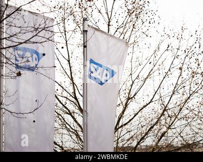 Logo SAP sur un drapeau blanc. Le développeur de logiciels d'entreprise est un gros employeur en Allemagne. Publicité avec la marque commerciale en face. Banque D'Images