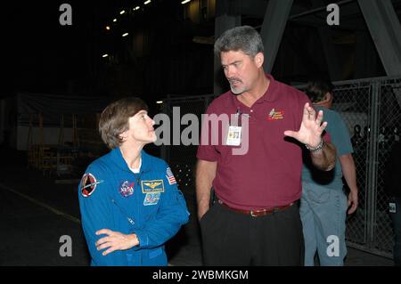 CENTRE SPATIAL KENNEDY, FLA. - La spécialiste de mission STS-114, Wendy Lawrence, écoute Bill Parsons, gestionnaire du programme de la navette spatiale, pendant qu’ils sont dans le bâtiment de l’assemblage des véhicules, observant le réservoir externe nouvellement redessiné qui est soulevé vers une « cellule de contrôle » où les systèmes de protection mécanique, électrique et thermique du réservoir sont inspectés. Les membres de l'équipage sont à Kennedy pour observer les activités des chars. Le réservoir sera également soumis à de nouveaux processus résultant de sa refonte, y compris l'inspection du chauffage du bipied et de la caméra de séparation du réservoir externe. Le char est conçu pour voler sur Shuttle Discovery sur Retu Banque D'Images