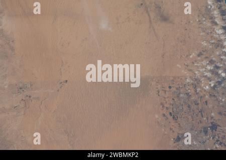 L'équipage de l'expédition 29 a photographié les frontières égypto-israéliennes, y compris le nord du Sinaï et le nord du désert du Néguev, montrant la frontière internationale, les schémas de pâturage, une autoroute et une végétation clairsemée depuis la Station spatiale internationale le 3 novembre 2011. Banque D'Images