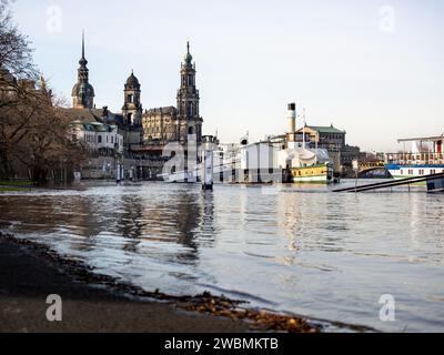 Inondation de la rivière Elbe dans la vieille ville de Dresde. La rue Terrassenufer est fermée en raison de débordement d'eau. Les bateaux à vapeur flottent sur l'eau. Banque D'Images