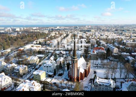 08.01.2024/ Polen Gdansk Danzig Stadtteil Oliva Oliwa Parafia Matki BoÅ¼ej Krotowej Korony Polskiej W GdaÅ SKU Die sogenannte Zisterzienserkirche in Stara Oliwa. Der Bau der Kirche begann 1909 auf Initiative von Protestanten, der Bau wurde 1921 abgeschlossen. Es war eine Votivkirche Zeichen der Danksagung für den Sieg über Kaiser Napoleon III Und Frankreich im Jahr 1870. Die Kirche ist im neugotischen Stil erbaut, der auch als englische Gotik bekannt ist Ansicht Luftbild Luftaufnahme *** 08 01 2024 Pologne Gdansk district de Gdansk Oliva Oliwa Parafia Matki BoÅ¼ej Krotowej Korony Polskiej W GdaÅ Banque D'Images