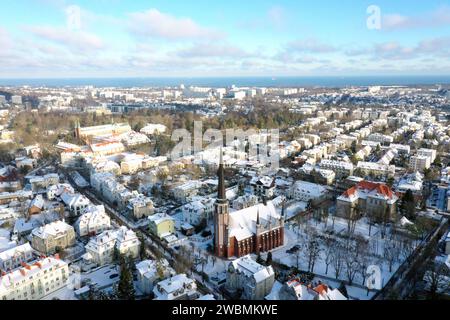 08.01.2024/ Polen Gdansk Danzig Stadtteil Oliva Oliwa Parafia Matki BoÅ¼ej Krotowej Korony Polskiej W GdaÅ SKU Die sogenannte Zisterzienserkirche in Stara Oliwa. Der Bau der Kirche begann 1909 auf Initiative von Protestanten, der Bau wurde 1921 abgeschlossen. Es war eine Votivkirche Zeichen der Danksagung für den Sieg über Kaiser Napoleon III Und Frankreich im Jahr 1870. Die Kirche ist im neugotischen Stil erbaut, der auch als englische Gotik bekannt ist Ansicht Luftbild Luftaufnahme *** 08 01 2024 Pologne Gdansk district de Gdansk Oliva Oliwa Parafia Matki BoÅ¼ej Krotowej Korony Polskiej W GdaÅ Banque D'Images