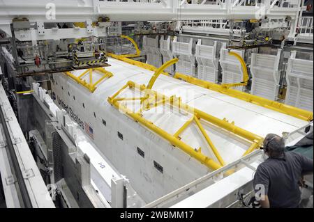 CAP CANAVERAL, Floride. – Dans l’Orbiter Processing Facility-2 du Kennedy Space Center de la NASA en Floride, les techniciens se préparent à ouvrir les portes de la baie de charge utile de la navette spatiale Endeavour afin de rétracter une antenne. Les travaux de transition et de retrait du programme de la navette spatiale se poursuivent sur Discovery et Endeavour dans les installations de traitement des orbiteurs, tandis que Shuttle Atlantis est entreposé temporairement dans la baie élevée 4 du bâtiment de montage des véhicules. Endeavour est en préparation pour être exposé au California Science Center à Los Angeles. Banque D'Images