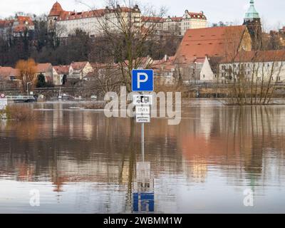 Parking inondé à Pirna, Allemagne. La rivière Elbe est pleine d'eau et le niveau est si élevé que le remblai n'est plus accessible. Banque D'Images