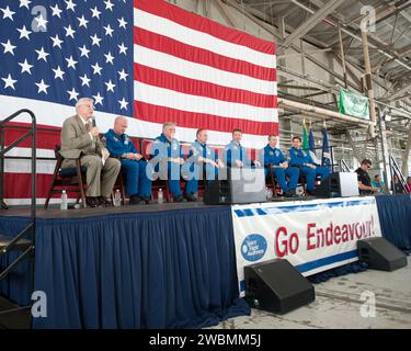 JSC2011-F-050763 (2 juin 2011) --- le directeur du Johnson Space Center (JSC) de la NASA Michael L. Coats (à gauche) et des membres de l'équipage STS-134 sont photographiés lors de la cérémonie de retour de l'équipage STS-134 le 2 juin 2011 à Ellington Field près de JSC. Photographiés à partir de la deuxième à gauche : les astronautes de la NASA Mark Kelly, commandant ; Greg H. Johnson, pilote ; Michael Fincke, Roberto Vittori de l'Agence spatiale européenne, les astronautes de la NASA Andrew Feustel et Greg Chamitoff, tous spécialistes de mission. Banque D'Images