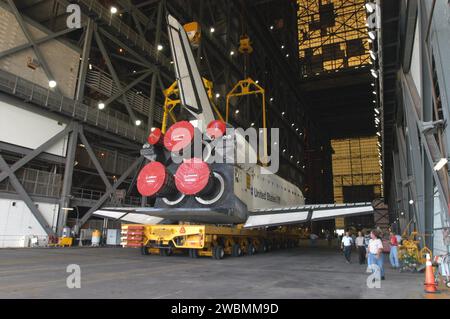 CENTRE SPATIAL KENNEDY, FLA. - L'orbiteur Atlantis se trouve dans l'allée de transfert du bâtiment d'assemblage de véhicules après son transfert depuis l'installation de traitement de l'orbiteur. Dans le VAB, il sera soulevé et accouplé avec les boosters Solid Rocket jumeaux et le réservoir externe déjà empilés sur la plate-forme du lanceur mobile. Atlantis est en préparation pour la mission STS-121, la deuxième mission de retour en vol à la Station spatiale internationale. Il s’agit du 27e vol spatial d’Atlantis et la mission est le 18e vol vers la Station spatiale. C'est un vol d'utilisation et de logistique. Le lancement est programmé lors d'une planification W Banque D'Images