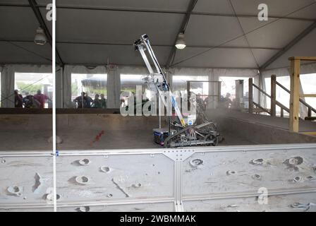 CAP CANAVERAL, Floride. -- à l'intérieur de la "Lunarena" au Kennedy Space Center Visitor en Floride, les étudiants universitaires manœuvrent leurs excavatrices télécommandées ou autonomes, appelées lunabots, dans une "boîte à sable" de sol lunaire simulé ultra-fin lors de la deuxième compétition minière annuelle Lunabotics de la NASA. Trente-six équipes d'étudiants de premier cycle et de deuxième cycle des États-Unis, du Bangladesh, du Canada, de Colombie et d'Inde participeront au concours Lunabotics Mining Competition de la NASA du 26 au 28 mai au Kennedy Space Center de l'agence en Floride. Le concours est conçu pour engager et fidéliser les étudiants i. Banque D'Images