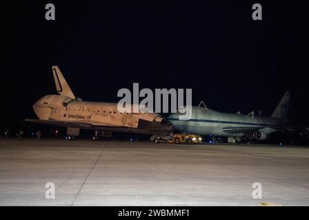 CAP CANAVERAL, Floride. – La navette spatiale Discovery passe devant un avion porteur de navette, ou SCA, au Shuttle Landing Facility du Kennedy Space Center de la NASA en Floride. Ce SCA, désigné NASA 905, est un Boeing 747 fabriqué à l'origine pour un usage commercial, qui a été modifié par la NASA pour transporter les navettes entre des destinations sur Terre. NASA 905 est affecté aux missions de ferry restantes, livrant les navettes à leurs sites d'exposition publique permanente. La nouvelle maison de Discovery sera le Musée National de l'Air et de l'espace du Smithsonian Steven F. Udvar-Hazy Center à Chantilly, en Virginie Banque D'Images