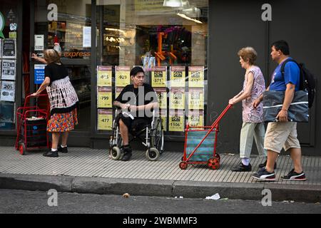 Buenos Aires, Argentine. 10 janvier 2024. Les gens vont faire des courses. Le taux d'inflation annuel dans ce pays d'Amérique du Sud est passé à 211,4 pour cent. Rien qu'en décembre, les prix ont augmenté de 25,5 pour cent. Crédit : Martin Cossarini//dpa/Alamy Live News Banque D'Images