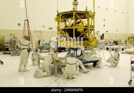 CENTRE SPATIAL KENNEDY, FLA. -- dans le Spacecraft Assembly and encapsulation Facility 2, les travailleurs surveillent de près que le vaisseau spatial DE CONTOUR est abaissé en place au-dessus du moteur de coup de pied d'apogée auquel il sera attaché. CONTOUR fournira le premier regard détaillé sur le cœur d'une comète -- le noyau. Le vaisseau spatial volera à proximité d’au moins deux comètes, Encke et Schwassmann-Wachmann 3, prenant des photos du noyau tout en analysant le gaz et la poussière qui entourent ces blocs rocheux et glacés du système solaire. Laboratoire de physique appliquée de l'Université Johns Hopkins, Baltimore, Maryland, Bui Banque D'Images