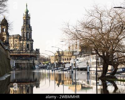 Dresde Terrassenufer rue inondée par l'Elbe. Les bâtiments de la vieille ville sont une attraction touristique. Architecture historique par temps extrême. Banque D'Images