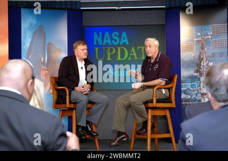 Sean O’Keefe, administrateur de la NASA, et Craig Steidle, administrateur associé, ont informé les employés des réalisations de la NASA, y compris la mission Deep impact sur une comète, l'atterrissage de la sonde Huygens sur Titan, et les progrès accomplis dans la remise en vol de la navette spatiale. Banque D'Images