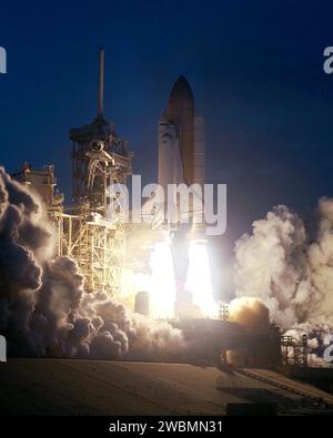 La navette spatiale Endeavour a été lancée sur la mission STS-108 depuis le Kennedy Space Center au crépuscule. Le décollage a eu lieu à 17 h 19 h 28 HNE. Endeavour doit accoster avec la Station spatiale internationale le 7 décembre. STS-108 est la dernière mission de navette de 2001, le 107e vol de navette et le 12e vol vers l'ISS. L’atterrissage de l’orbiteur à l’installation d’atterrissage de la navette de KSC est prévu pour le 16 décembre à 13 h 05 HNE. Banque D'Images