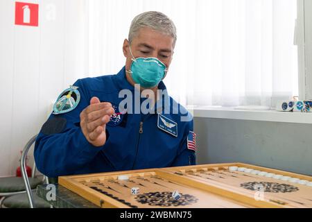 Nhq20202010060011 (6 octobre 2020) --- Mark Vande Hei, membre de l'équipage de secours de l'expédition 64 de la NASA, joue un match de backgammon, mardi 6 octobre 2020, à l'hôtel Cosmonaut à Baïkonour, Kazakhstan. L'équipage principal de l'expédition 64, composé de cosmonautes russes Sergey Ryzhikov et Sergey Kud-Sverchkov de Roscosmos, et l'astronaute de la NASA Kate Rubins, devraient se lancer vers la Station spatiale internationale à bord de la sonde Soyouz MS-17 le 14 octobre. Banque D'Images