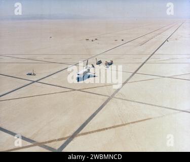 La navette spatiale Columbia atterrit au Dryden Flight Research Center, en Californie, terminant la mission STS-1 visant à tester le système de transport spatial de la NASA pour des performances sûres de lancement, d’orbite et de rentrée. Banque D'Images