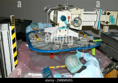 Les travailleurs du Kennedy Space Center préparent les trappes du module Node-2 pour leur expédition au Marshall Space Flight Center pour la certification de rééquilibrage. Node-2 sera lancé sur STS-120 vers l'ISS, augmentant l'espace habitable et complétant la phase d'assemblage américaine. Il a été construit par Alenia Spazio sous contrat avec l'Agence spatiale italienne et la NASA en coordination avec l'ESA. Banque D'Images
