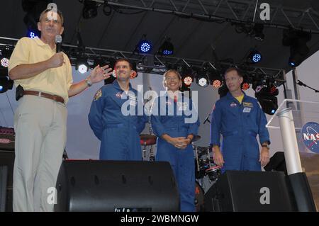 CAP CANAVERAL, Floride. -- Bob Cabana, directeur du Kennedy Space Center (à gauche), et les astronautes de la NASA Rex Walheim, Sandra Magnus et Chris Ferguson discutent avec des travailleurs actuels et anciens de la navette spatiale et leurs familles lors du « nous avons fait l’histoire! Célébration du programme de navette », le 13 août, au complexe des visiteurs du Kennedy Space Center, en Floride. L’événement a été organisé pour honorer le dévouement actuel et ancien des travailleurs de la navette au programme de navette spatiale de la NASA et pour célébrer 30 ans de réalisations de la navette spatiale. L'événement comprenait de la nourriture, de la musique, du divertissement, des apparitions d'astronautes, des activités éducatives, cadeaux publicitaires, et Banque D'Images