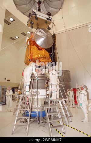 Les travailleurs du Space Assembly and encapsulation Facility 2 surveillent de près l'abaissement de Mars Odyssey Orbiter sur le troisième étage d'une fusée Delta en dessous pour installation. Le lancement du Mars Odyssey est prévu à 11 02 h HAE le 7 avril 2001, à bord d'une fusée Delta II à partir du lanceur 17-A, Cape Canaveral Air Force Station. Le vaisseau spatial est conçu pour cartographier la surface de Mars Banque D'Images