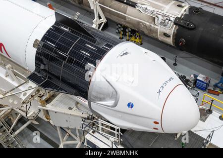 Une fusée SpaceX Falcon 9 et la résilience Crew Dragon pour la mission Crew-1 de la NASA SpaceX sont vues à l’intérieur du hangar SpaceX du Kennedy Space Center de la NASA en Floride le 9 novembre 2020, avant d’être déployées sur la plateforme de lancement 39A. Crew-1 est la première mission régulière d’équipage d’un vaisseau spatial commercial américain avec des astronautes à la Station spatiale internationale dans le cadre du programme commercial Crew de la NASA. La capsule Crew Dragon sera lancée au sommet d’une fusée Falcon 9 du Launch Complex 39a transportant les astronautes Michael Hopkins, Victor Glover, Shannon Walker et l’astronaute de l’Agence japonaise d’exploration aérospatiale (JAXA) Soichi Nog Banque D'Images