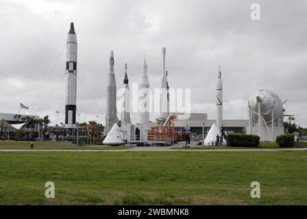 CAP CANAVERAL, Floride. – Le Rocket Garden du Kennedy Space Center Visitor Complex en Floride, présente des fusées réelles et des maquettes des programmes Mercury, Gemini et Apollo de la NASA, ainsi que d’autres de missions sans équipage. La grosse fusée positionnée horizontalement à l'extrême droite est une Apollo Saturn 1B, tandis que la fusée se trouvant à l'extrême gauche est un lanceur Gemini Titan. Le complexe touristique est géré pour la NASA par Delaware North Companies Parks and Resorts. Le complexe propose des expositions interactives, des rencontres avec des astronautes, des films IMAX et des attractions qui aident à raconter l'histoire de l'explor spatial américain Banque D'Images