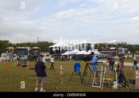 CAP CANAVERAL, Floride. -- les médias du monde entier se rassemblent sur le site de presse dans leurs tentes respectives au Kennedy Space Center de la NASA en Floride pour photographier et couvrir les activités de pré-lancement et décoller de la navette spatiale Atlantis sur sa mission STS-135 vers la Station spatiale internationale. Atlantis a commencé son dernier vol, avec le commandant Chris Ferguson, le pilote Doug Hurley et les spécialistes de mission Sandy Magnus et Rex Walheim à bord, à 11:29 h HAE le 8 juillet pour livrer le module logistique polyvalent Raffaello rempli de fournitures et de pièces de rechange à la station. Aussi dans la charge utile d'Atlantis Banque D'Images