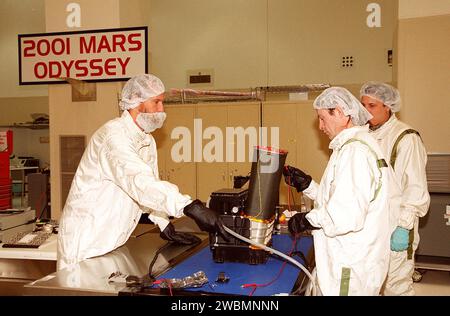 Dans le Spacecraft Assembly and encapsulation Facility 2, les ouvriers testent le système d'imagerie par émission thermique (THEMIS) avant de le fixer à l'orbiteur Mars Odyssey 2001. THEMIS cartographiera la minéralogie et la morphologie de la surface martienne à l'aide d'une caméra haute résolution et d'un spectromètre infrarouge thermique. L'orbiteur transportera trois instruments scientifiques, THEMIS, le spectromètre à rayons gamma (GRS) et l'expérience sur l'environnement de rayonnement de Mars (MARIE). Le GRS réalisera une cartographie globale de la composition élémentaire de la surface et déterminera l'abondance d'hydrogène dans la sous-surface peu profonde Banque D'Images