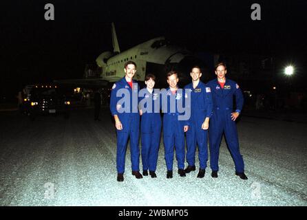 L'équipage du STS-104 de la navette spatiale Atlantis a atterri au Kennedy Space Center après avoir terminé une mission de 12 jours à la Station spatiale internationale, livrant le module joint Airlock et marquant le 18e atterrissage de la navette nocturne. Banque D'Images