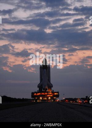 CAP CANAVERAL, Floride. – Aux premières heures du matin, la navette spatiale Atlantis se déploie jusqu’à la plateforme de lancement 39a du Kennedy Space Center de la NASA en Floride après son déploiement depuis le Vehicle Assembly Building. La navette se trouve au sommet de la plate-forme de lanceur mobile, qui est portée par le transporteur à chenilles en dessous. La première requête a eu lieu à 3:54 h HAE, et Atlantis a été fixée sur l'aire de répartition à 11:17 h. le voyage de 3,4 milles a duré environ sept heures et demie. Atlantis devrait décoller le 12 mai pour desservir le télescope spatial Hubble de la NASA. Au cours de la mission de 11 jours d'Atlantis, l'équipage de sept astronautes fera la finale Banque D'Images