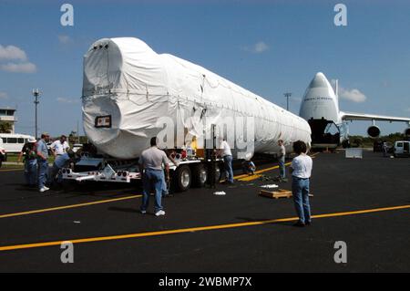 CENTRE SPATIAL KENNEDY, FLA. - À la bande de protection de la Station aérienne de Cape Canaveral, les travailleurs préparent le transporteur pour le segment de propulseur Lockheed Martin Atlas V pour le voyage vers le Centre des opérations spatiales Atlas. L'Atlas V, désigné AV-007, est le lanceur de Mars reconnaissance Orbiter (MRO). Le MRO est conçu pour une série de cartographie mondiale, de levés régionaux et d'observations ciblées à partir d'une orbite de Mars proche-polaire et à basse altitude. Ces observations seront sans précédent en termes de résolution spatiale et de couverture obtenues par les instruments de l’orbiteur lorsqu’ils observent l’atmosphe Banque D'Images