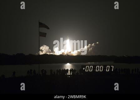 La navette spatiale Endeavour décolle de l'aire de lancement 39A du Kennedy Space Center sur STS-130, transportant le nœud de tranquillité et le module coupole jusqu'à la Station spatiale internationale. Le lancement a marqué le dernier décollage nocturne prévu du programme de navettes. Banque D'Images