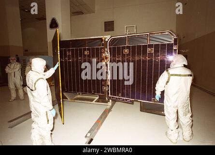 Les travailleurs de l'installation d'assemblage et d'encapsulation de vaisseaux spatiaux -2 ouvrent les panneaux solaires du Mars Odyssey Orbiter 2001, ce qui permet d'inspecter les panneaux et de leur donner accès à d'autres composants. Le Mars Odyssey transporte trois instruments scientifiques : le Thermal Emission Imaging System (THEMIS), le Gamma Ray Spectrometer (GRS) et le Mars Radiation Environment Experiment (MARIE). THEMIS cartographiera la minéralogie et la morphologie de la surface martienne à l'aide d'une caméra haute résolution et d'un spectromètre infrarouge thermique. Le GRS réalisera une cartographie globale de la composition élémentaire Banque D'Images