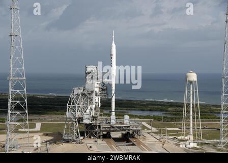 CAP CANAVERAL, Floride. – Au Kennedy Space Center de la NASA en Floride, la fusée Ares I-X de 327 pieds de haut attend le décollage sur Launch Pad 39B lors de son prochain essai en vol. À l'arrière-plan se trouve l'océan Atlantique. C'est la première fois depuis que les fusées Saturn du programme Apollo ont été retirées qu'un véhicule autre que la navette spatiale occupe le plateau. Les modifications apportées à la plate-forme pour soutenir l'Ares I-X comprenaient la suppression de sous-systèmes uniques de la navette, comme le bras d'accès à l'orbiteur et une section du bras de ventilation de l'oxygène gazeux, et l'installation de trois tours de foudre de 600 pieds et plates-formes d'accès Banque D'Images