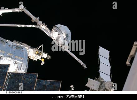 S130-E-008182 (15 févr. 2010) --- à la portée du Canadarm2, la coupole est déplacée du port avant au port face à la Terre du nœud Tranquility nouvellement installé de la Station spatiale internationale. Les astronautes de la NASA Terry Virts, pilote STS-130 ; et Kathryn Hire, spécialiste de mission, ont déplacé la coupole, actionner le bras robotique de la station à partir des commandes à l’intérieur du laboratoire Destiny. Banque D'Images