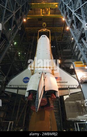 CAP CANAVERAL, Floride. -- dans le bâtiment d'assemblage de véhicules du Kennedy Space Center de la NASA en Floride, la navette Endeavour est en train d'être abaissée pour être fixée à son réservoir de carburant externe et aux propulseurs de fusée solide, déjà positionnés sur la plate-forme du lanceur mobile. Endeavour et son équipage STS-134 livreront à la Station spatiale internationale le transporteur Express Logistics-3, le spectromètre magnétique Alpha, un réservoir de gaz haute pression, des pièces de rechange supplémentaires pour Dextre et des boucliers contre les débris micrométéoroïdes. Le lancement final d'Endeavour est prévu pour avril 19 à 7:48 h HAE. Banque D'Images