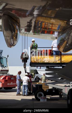 CAP CANAVERAL, Floride. – À l’installation d’atterrissage de la navette du Kennedy Space Center de la NASA en Floride, les techniciens de maintenance du Dryden Flight Research Center de la NASA en Californie et Kennedy vérifient l’avion porteur de la navette de la NASA modifié 747 jet, ou SCA, après leur arrivée de la base aérienne Edwards en Californie. Au cours de la transition et du processus de retrait du programme de la navette spatiale, Discovery a été préparé pour être exposé au Musée national de l’Air et de l’espace du Smithsonian, Steven F. Udvar-Hazy Center à Chantilly, en Virginie Discovery est prévu pour être transporté au sommet du SCA, désigné NASA 905, à Dull Banque D'Images