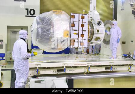 CENTRE SPATIAL KENNEDY, FLA. - À l'intérieur de l'installation de traitement des charges utiles Astrotech sur la base aérienne de Vandenberg en Californie, les travailleurs se préparent à fixer l'équipement qui permettra au vaisseau spatial Cloud-Aerosol Lidar et Infrared Pathfinder satellite observation (CALIPSO) d'être élevé en position verticale et déplacé sur un support de travail. Il sera soumis à des contrôles d'état de santé et à des tests d'équipement électrique de soutien au sol. CALIPSO volera en combinaison avec le satellite CloudSat pour fournir des perspectives 3D inédites sur la façon dont les nuages et les aérosols se forment, évoluent et affectent le temps et le climat. CALI Banque D'Images