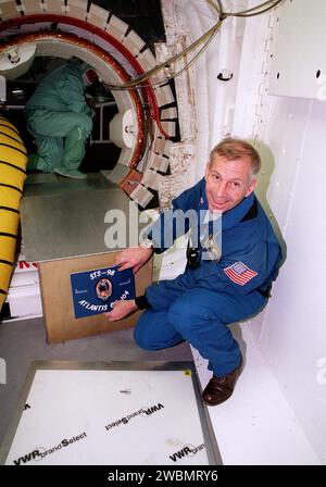 L'équipage du STS-98, comprenant le commandant Ken Cockrell, le pilote ...