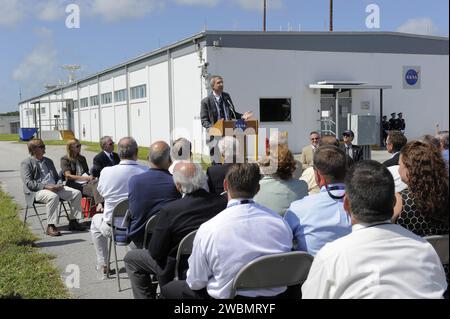 CAP CANAVERAL, Floride. -- à la Station de suivi des vols spatiaux et du réseau de données Merritt Island Launch Annex (MILA) au Kennedy Space Center de la NASA en Floride, Jeff Volosin, directeur associé, exploration et communications, NASA Goddard Space Flight Center, s'adresse aux participants à une cérémonie de clôture reconnaissant les 45 années de service de la station. La station a été créée à l'origine par le Goddard Space Flight Center de la NASA comme l'une des 17 stations de suivi de vol spatial et de réseau de données dans le monde. Commandé dans le cadre du programme Apollo, le premier lancement soutenu fut l'Apollo/Saturn Banque D'Images